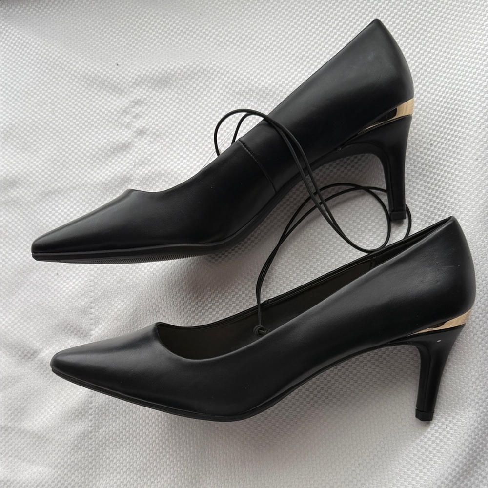NWT - Liz Claiborne Black Pointed Heels - Size 8